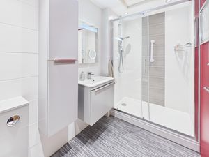 En-suite- click for photo gallery